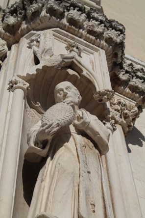 시에나의 성 베르나르디노_photo by Sofia Stefani_on the portal of the church of San Francesco alle Scale in Ancona_Italy.jpg